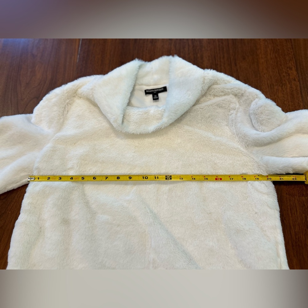Banana Republic soft 3/4 sleeve cream sweatshirt - Picture 6 of 8